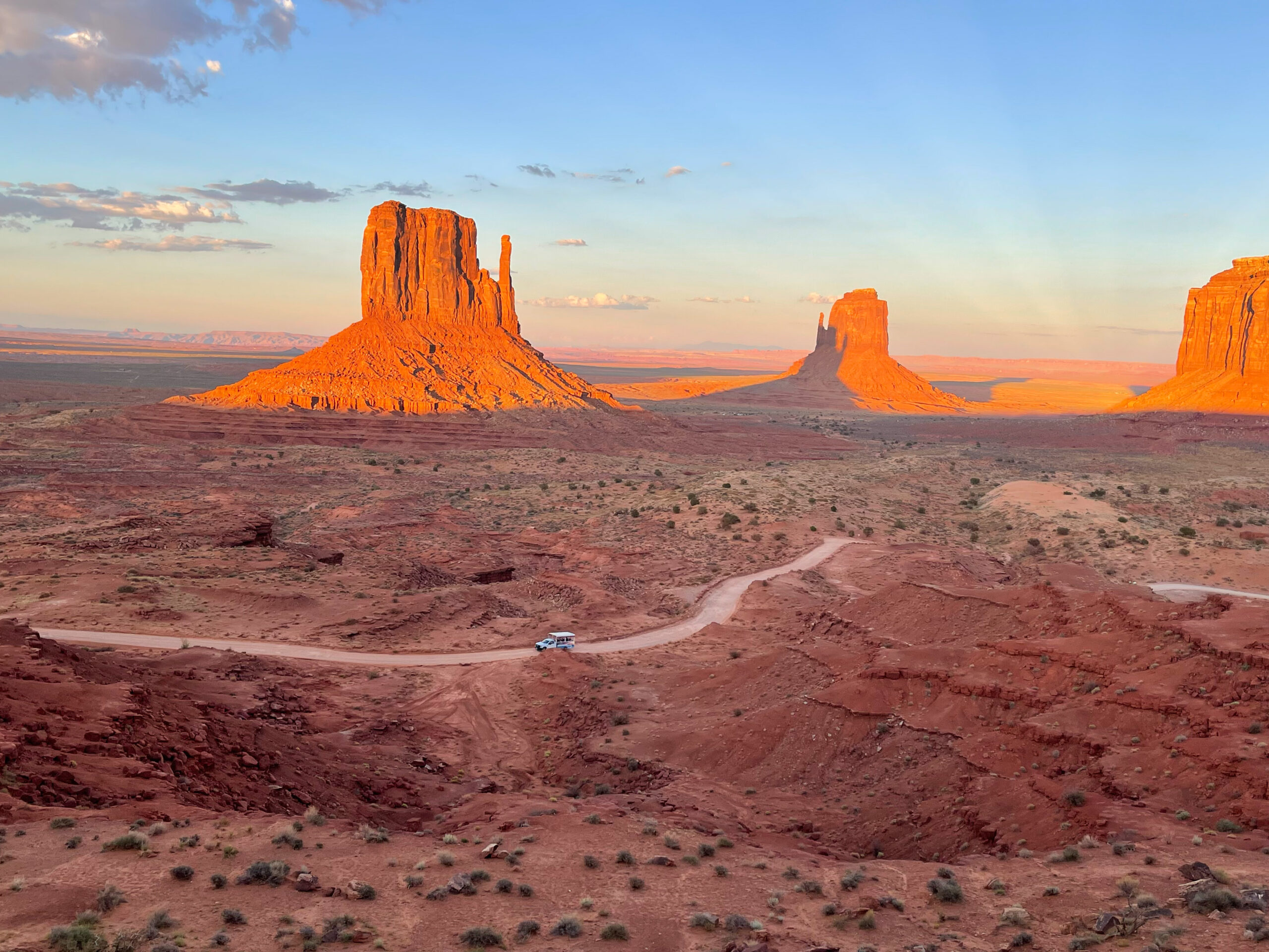 Mitten Shadow Event - Tour Monument Valley, AZ - Goulding's Resort